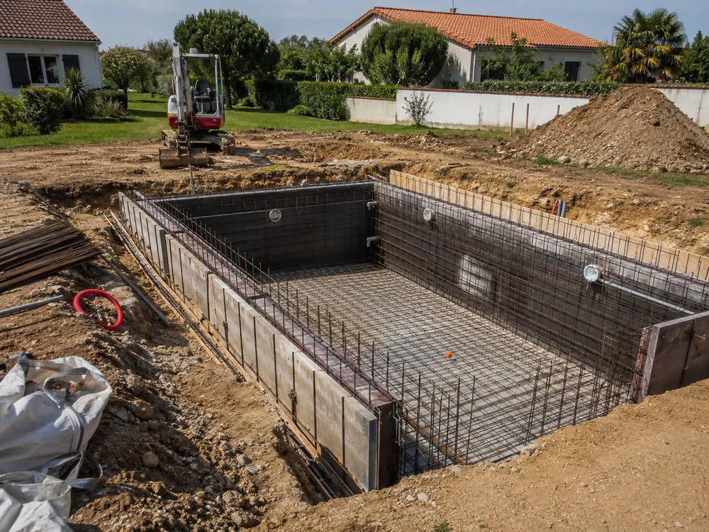Construction d’une piscine enterrée en béton pour un projet sur mesure en Vendée